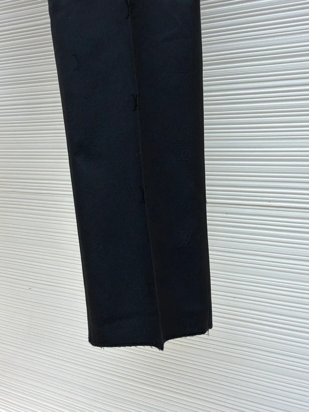LOUIS VUITTON full-width jacquard suit pants ●Original version: Purchased and developed for 34500 ●Item number: 1680846-B50 ●Material: soft wool satin fabric ●Technology: jacquard production ●Version: fitted version ●Weight: about 460 grams ●Size: 50-52-54-56 ●Description: Customized soft wool satin, as smooth as silk, full of drape, with a deep black charm Deep and mysterious, the full-width LV Blason jacquard slowly unfolds on the wool, as if injecting soul into these pants. Decorated with LV logo embroidery, it inadvertently reveals a noble style. Smooth lines outline a neat straight silhouette, showing a calm and elegant attitude. The jacquard process controls the interweaving of warp and weft threads by weaving LV Bladon textile technology on the surface of the fabric, and precisely controls the interlacing density and tension of the yarn to make it more three-dimensional. Adopt imported machine embroidery technology, use advanced computer control system and precision mechanical components to achieve LV logo embroidery work with high precision and smooth and delicate lines. The trouser legs are manually positioned, cut and gathered using fine needles and threads with a color similar to the fabric to perform needle-picking operations on the edges of the trouser legs to make the edges neater and tighter. The overall wiring is straight and delicate, the fabric is comfortable and soft, and the color is consistent without color difference. It can be matched with the same style to create a fashionable look and control various occasions. Customized accessories, complete with three standards, same style for men and women!
